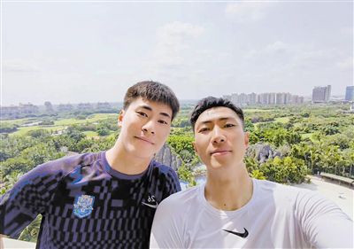 就连谢楠和费启鸣都惊叹：“这就是真实版20年前的裙子我一直穿的上”。